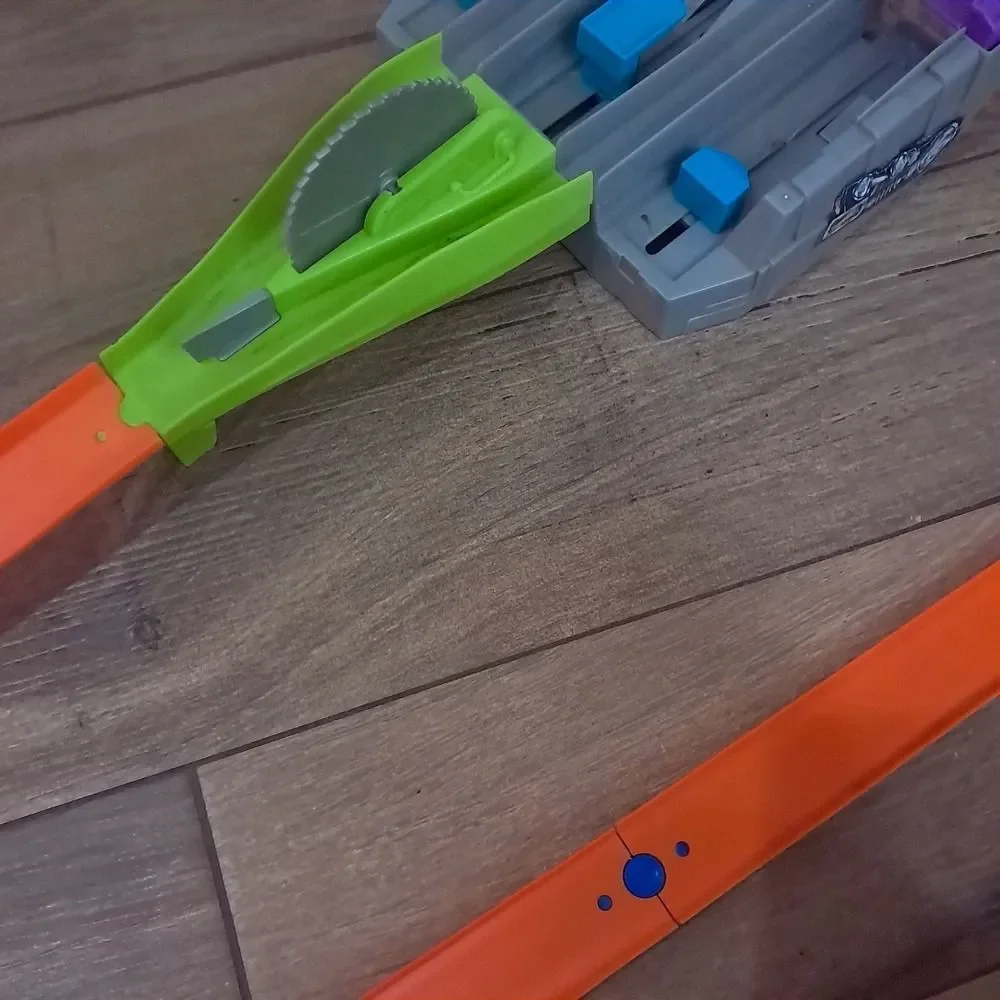 Hot Wheels Split Speeders Blade Raid Track Set DHY27 saw racing set purple READ